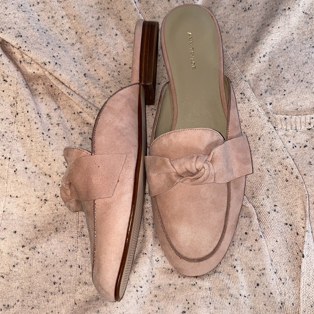 NWOT ANN TAYLOR blush sueded leather flat mules in 8 1/2